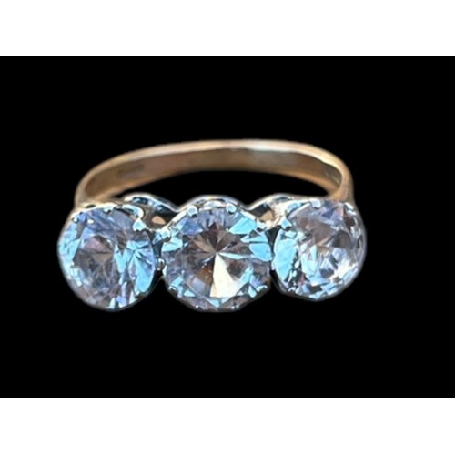 568 - A 9ct GOLD 3 STONE RING