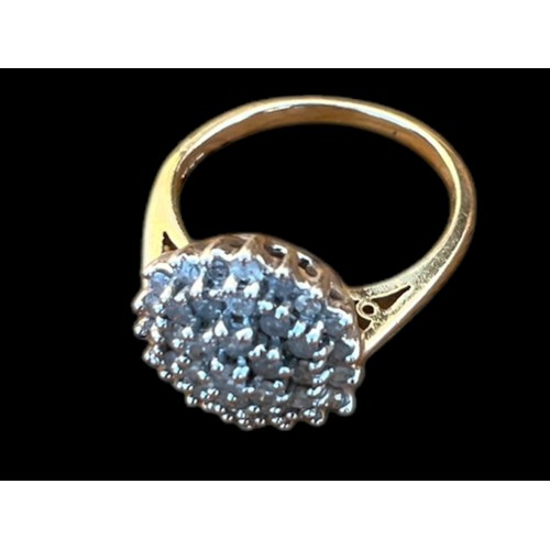 574 - A 9ct GOLD DIAMOND CLUSTER RING