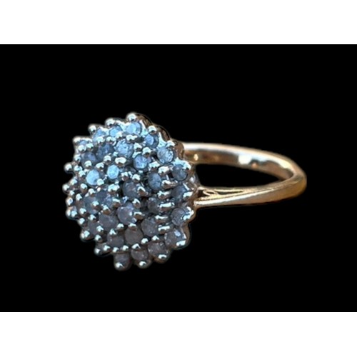 574 - A 9ct GOLD DIAMOND CLUSTER RING