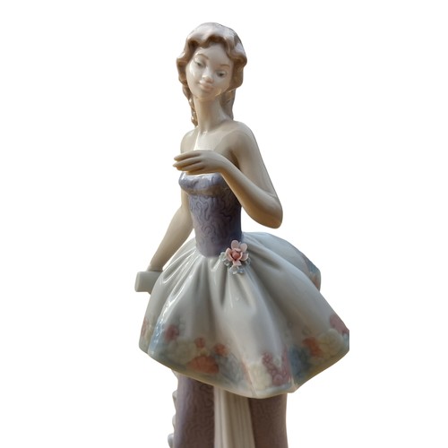 641 - A LLADRO LADY 