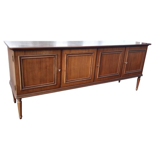 634 - A 4 DOOR GEORGIAN STYLE SIDEBOARD ON REEDED LEG