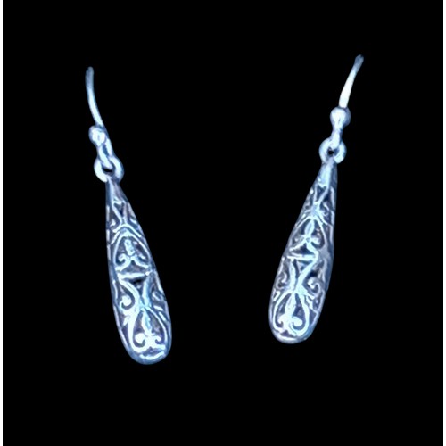 652 - A PAIR OF OPENWORK DROP SILVER EARRINGS