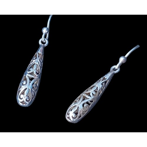 652 - A PAIR OF OPENWORK DROP SILVER EARRINGS