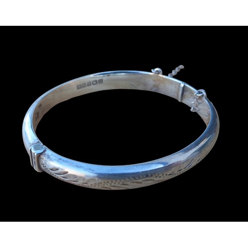 655 - A FULLY HALLMARKED BIRMINGHAM SILVER BRACELET