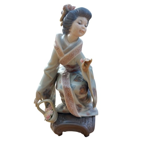 637 - A LLADRO ORIENTAL LADY KNEELING FIGURENE