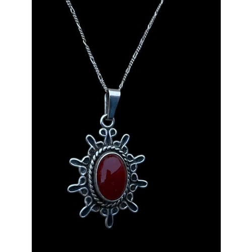 646 - A HIGH QUALTIY SILVER PENDANT SET WITH A RED STONE ON A SILVER CHAIN