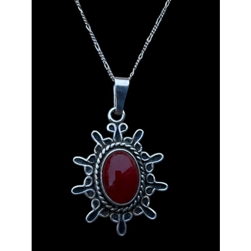 646 - A HIGH QUALTIY SILVER PENDANT SET WITH A RED STONE ON A SILVER CHAIN