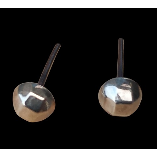 272A - A PAIR OF 9ct FACETED BALL STUD EARRINGS