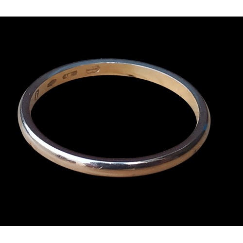 559 - AN 18ct GOLD BAND  SIZE M 1.6 grm