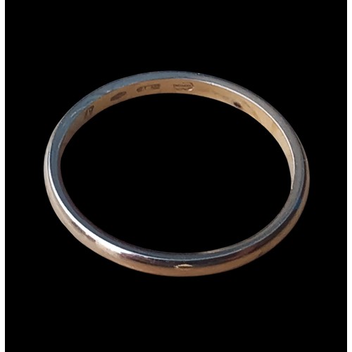 559 - AN 18ct GOLD BAND  SIZE M 1.6 grm