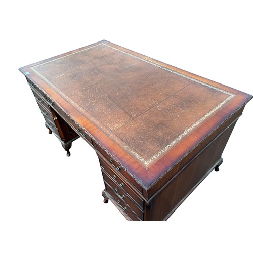 612A - A BEAUTIUFL LARGE TWIN PEDASTAL DESK ON A CARVED CAB LEG