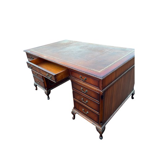 612A - A BEAUTIUFL LARGE TWIN PEDASTAL DESK ON A CARVED CAB LEG