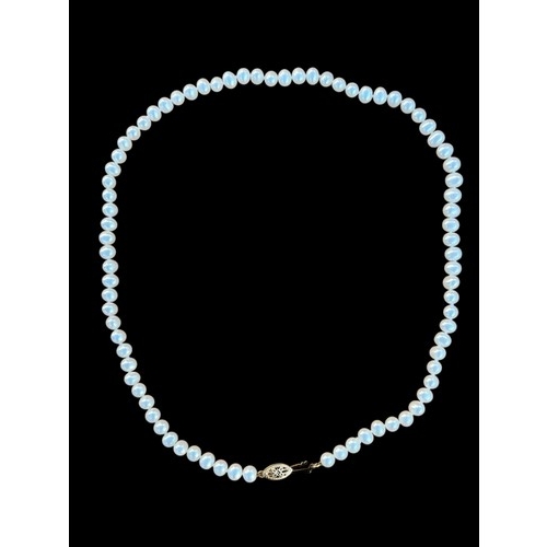 555A - A QUALITY HAND KNOTTED PEARL NECKLACE WITH A 14ct GOLD CLASP