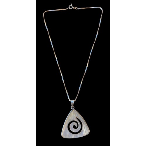 269A - A LARGE MOTHER OF PEARL SILVER PENDANT ON A QUALITY FANCY LINK SILVER CHAIN