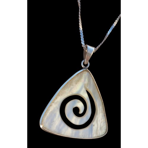 269A - A LARGE MOTHER OF PEARL SILVER PENDANT ON A QUALITY FANCY LINK SILVER CHAIN