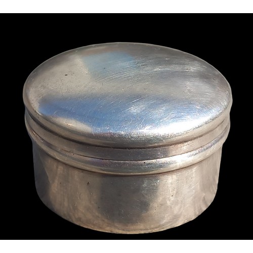 496A - A BIRMINGHAM SILVER ROUND PILL BOX 13.12grm