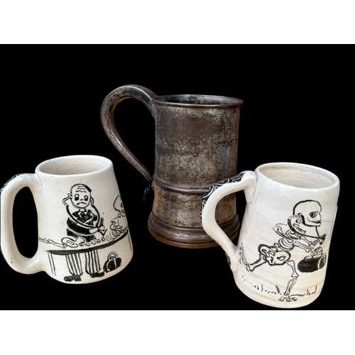 7 - 2 NOVELTY MEDICAL MUGS & AN ANTIQUE PLATED TANKARD WITH A WOODEN BASE