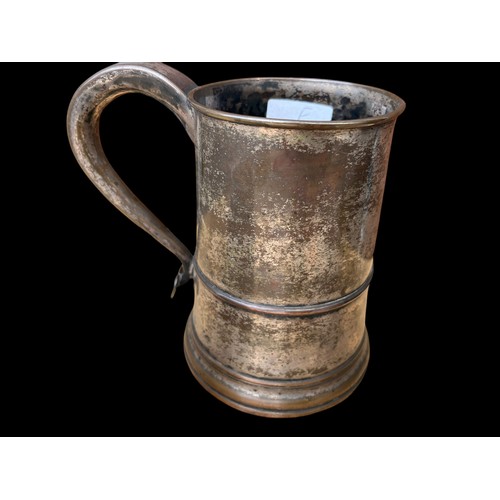 7 - 2 NOVELTY MEDICAL MUGS & AN ANTIQUE PLATED TANKARD WITH A WOODEN BASE