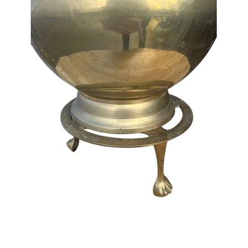 102 - A HEAVY BRASS KETTLE WITH LIONS HEADS AND LION TRIVOT