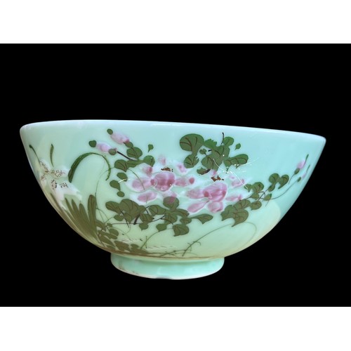 164 - A HAND PAINTED ORIENTAL BOWL WITH MARKINGS TO BASE