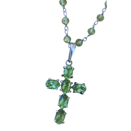 198 - A BEAUTIFUL SILVER & GREEN BEAD CHAIN WITH A SILVER CROSS SET WITH PERIDOT STYLE STONES