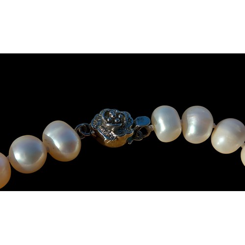 206 - A NATURAL PEARL BRACELET WITH A FLORAL CLASP