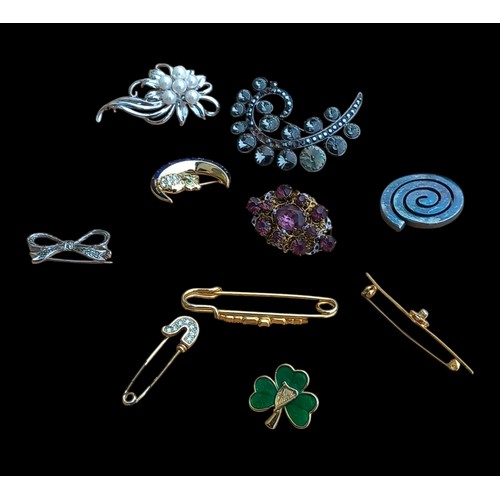 258 - A LOT OF 10 VINTAGE BROOCH