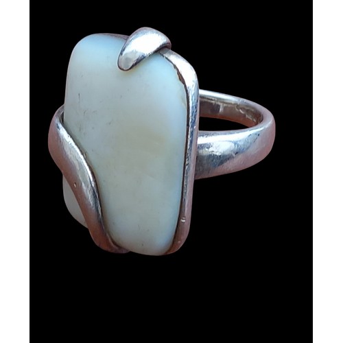 227 - A SILVER RING WITH CENTRE STONE