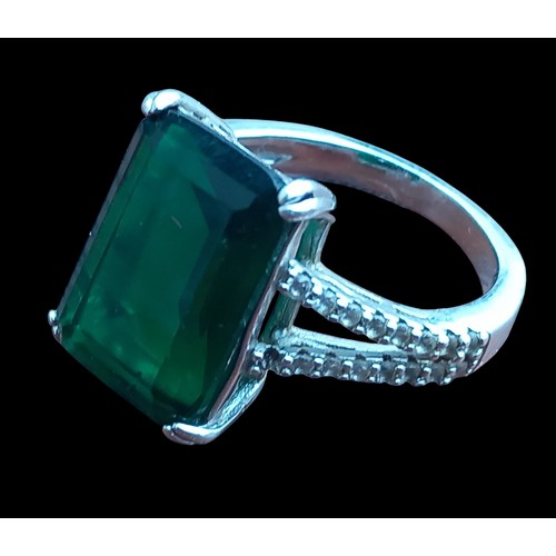 232 - A SILVER AND GREEN STONE RING