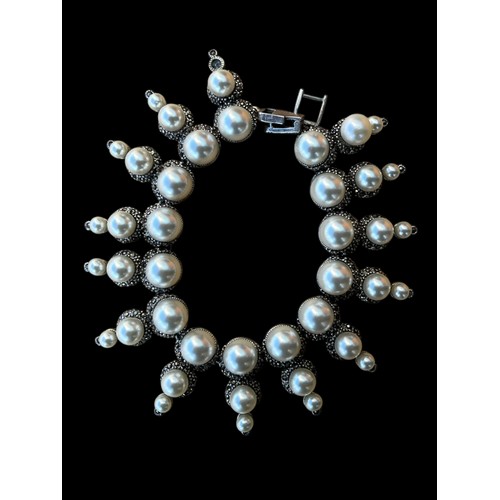 285 - A BEAUTIFUL SILVER PEARL AND MARCASITE BRACELET