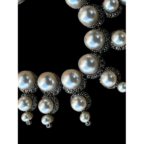 285 - A BEAUTIFUL SILVER PEARL AND MARCASITE BRACELET