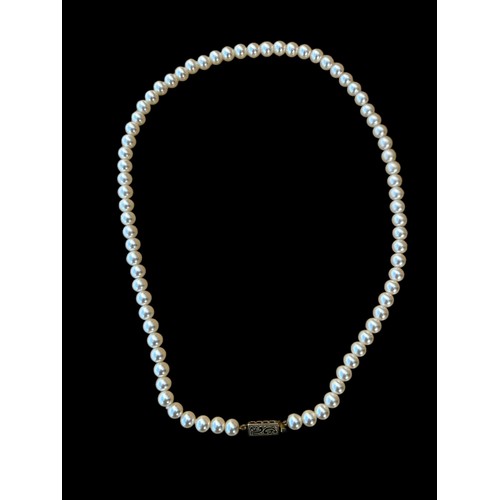 291 - A BEAUTIFUL PEARL NECKLACE WITH SILVER GILT CLASP