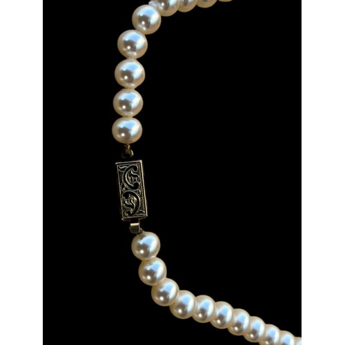 291 - A BEAUTIFUL PEARL NECKLACE WITH SILVER GILT CLASP