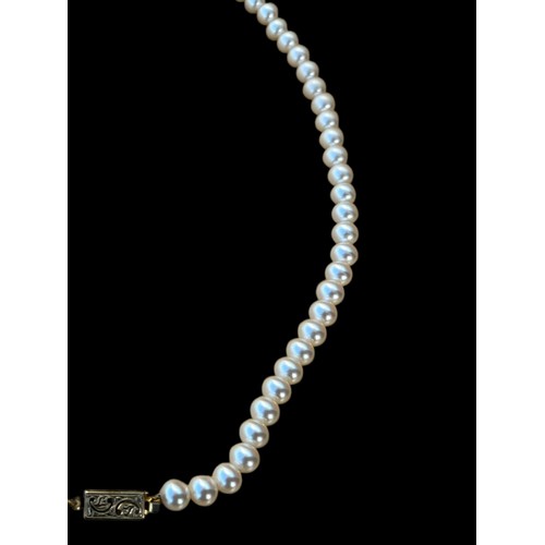 291 - A BEAUTIFUL PEARL NECKLACE WITH SILVER GILT CLASP