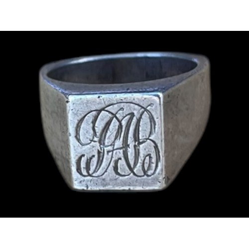 200 - A CHUNKY SILVER SIGNET RING