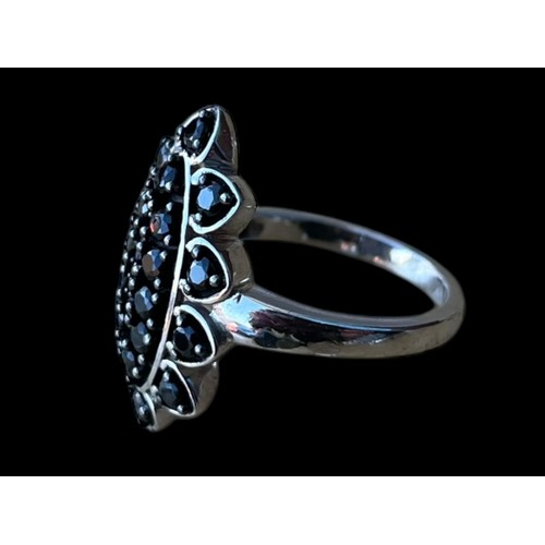 284 - A BEUATIFUL SILVER RING SET WITH POLISHED JET STONES