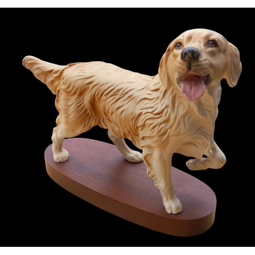 410 - 24X16cm UNMARKED ROYAL DOULTON GOLDEN RETRIEVER ON WOODEN  PLINTH