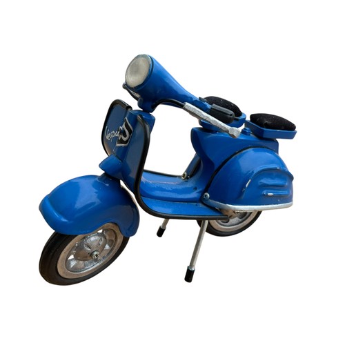 95 - A MODEL VESPA IN BLUE 8