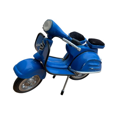 95 - A MODEL VESPA IN BLUE 8