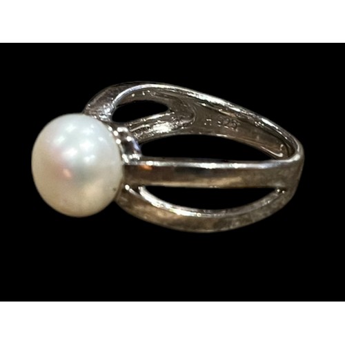 185 - A HEAVY SILVER TWIN BAND RING SET WITH A PEARL