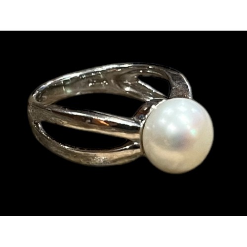 185 - A HEAVY SILVER TWIN BAND RING SET WITH A PEARL