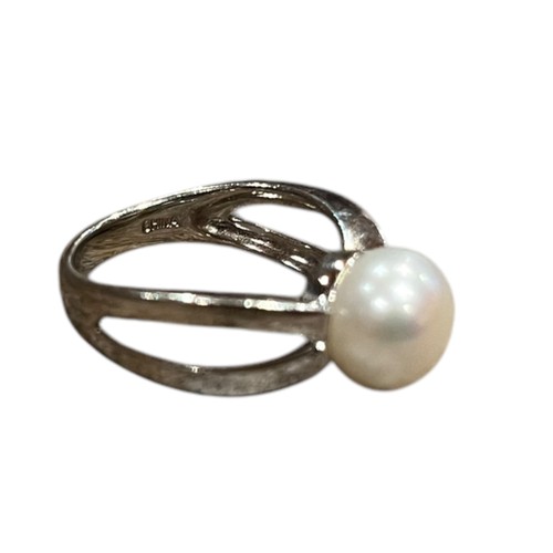 185 - A HEAVY SILVER TWIN BAND RING SET WITH A PEARL