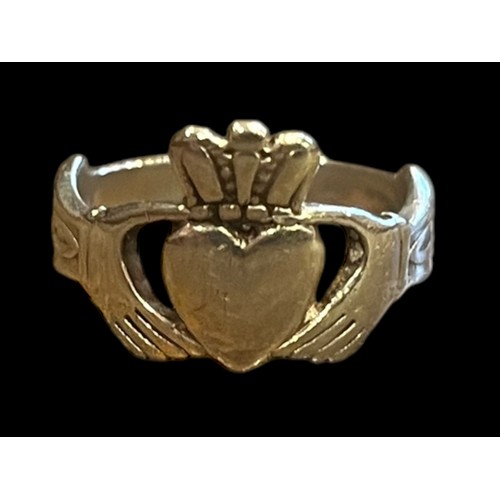 188 - A CELTIC SILVER CLADDAGH RING