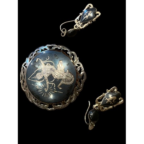 215 - A PAIR OF SILVER SIAM EARRINGS & A MATCHING LARGE SILVER SIAM BROOCH