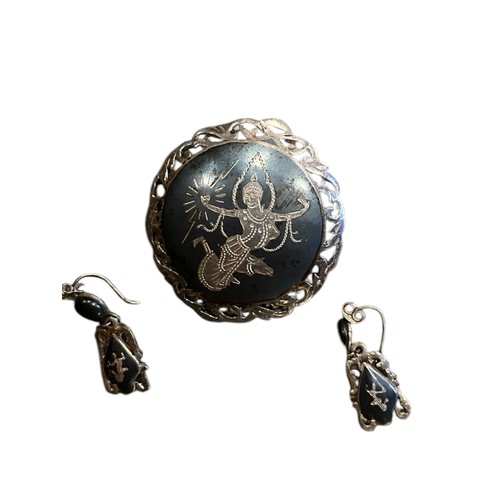 215 - A PAIR OF SILVER SIAM EARRINGS & A MATCHING LARGE SILVER SIAM BROOCH