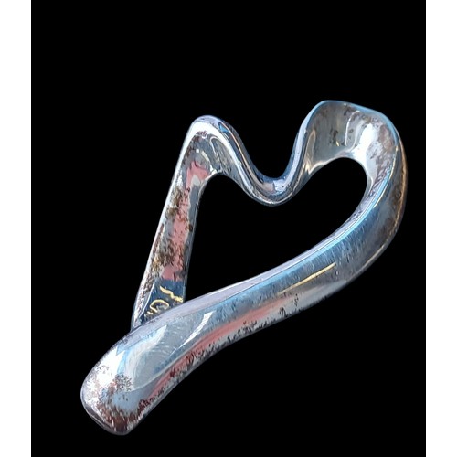 227 - A HEAVY ORNATE SILVER HEART BROOCH