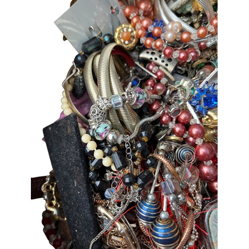 342 - A VERY LARGE MIX OF COSTUME JEWELLERY SOME OF GOOD QUALITY