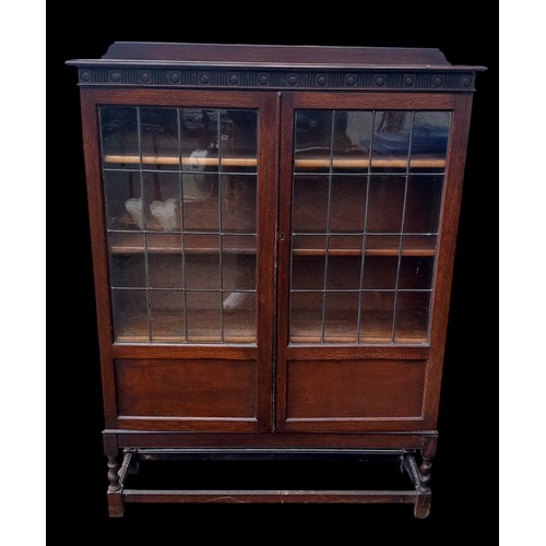 361 - AN OAK LEADED GLASS BOOKCASE ON A BARLEY TWIST LEG 42x55