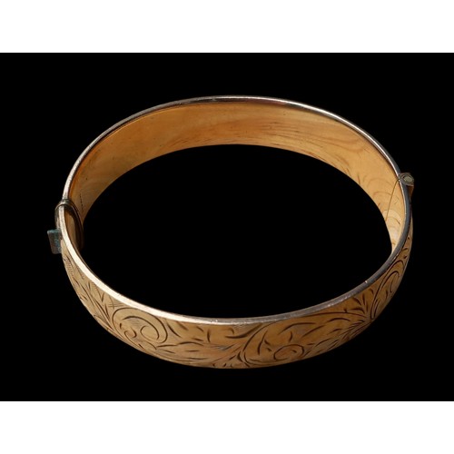 236 - A 1/5th 9ct GOLD ORNATE BANGLE