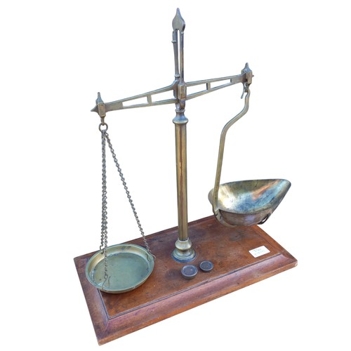 283 - A VERY NICE ANTIQUE BRASS SCALES ON MAHOGANY BASE (WITH 2 BRASS WEIGHTS)